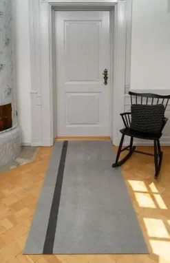 Tica Copenhagen - Smudsmåtte - Stripes Vertical - Steelgrey/Lysegrå - 90x200 cm