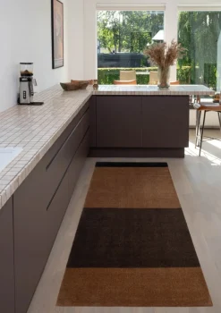 Tica Copenhagen - Smudsmåtte - Stripes Horizon - Cognac/Dark Brown/Black - 90x200 cm