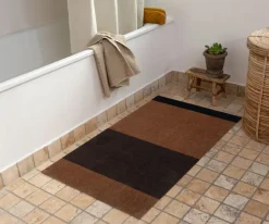 Tica Copenhagen - Smudsmåtte - Stripes Horizon - Cognac/Dark Brown/Black - 90x200 cm