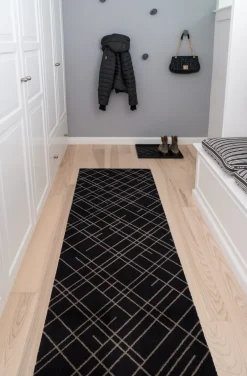 Tica Copenhagen - Smudsmåtte - Lines - Sort/Sand - 67x200 cm