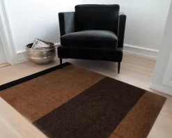 Tica Copenhagen - Smudsmåtte - Stripes Horizon - Cognac/Dark Brown/Black - 60x90 cm