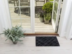 Tica Copenhagen - Smudsmåtte - Lines - Sort/grå - 40x60 cm