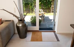 Tica Copenhagen - Smudsmåtte - Stripes Horizon - Ivory-Dijon-Brown - 90x130 cm