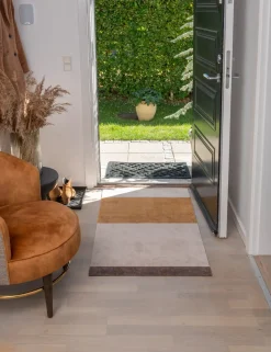 Tica Copenhagen - Smudsmåtte - Stripes Horizon - Ivory-Dijon-Brown - 90x130 cm