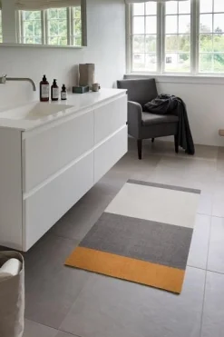 Tica Copenhagen - Smudsmåtte - Stripes Horizon - Lysegrå og Dijon - 90x200 cm