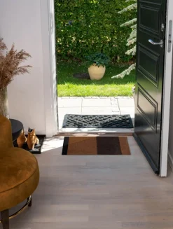 Tica Copenhagen - Smudsmåtte - Stripes Horizon - Cognac/Dark Brown/Black - 90x130 cm