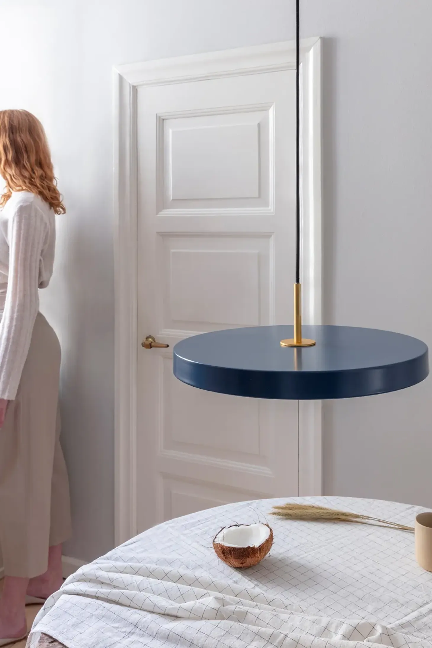 Umage - Pendel m/ sort top - Asteria - Petrol blue - Medium Ø43 cm